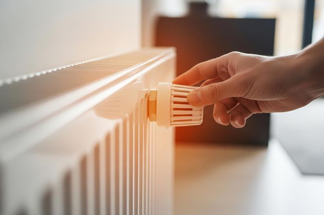 Niższe rachunki za ogrzewanie bez remontu. Poznaj domowe sposoby i dopłaty dla seniorów