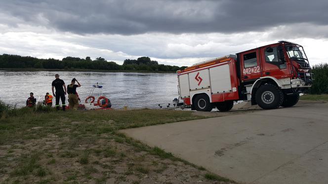 Znaleziono zwłoki nad Wisłą w Grudziądzu. Trwa akcja policji i straży pożarnej