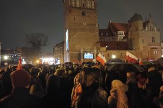 Światełko dla Pawła Adamowicza. Tłumy na wiecu w Gdańsku 