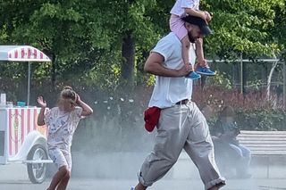 Maciej Pela z córeczkami nad Wisłą