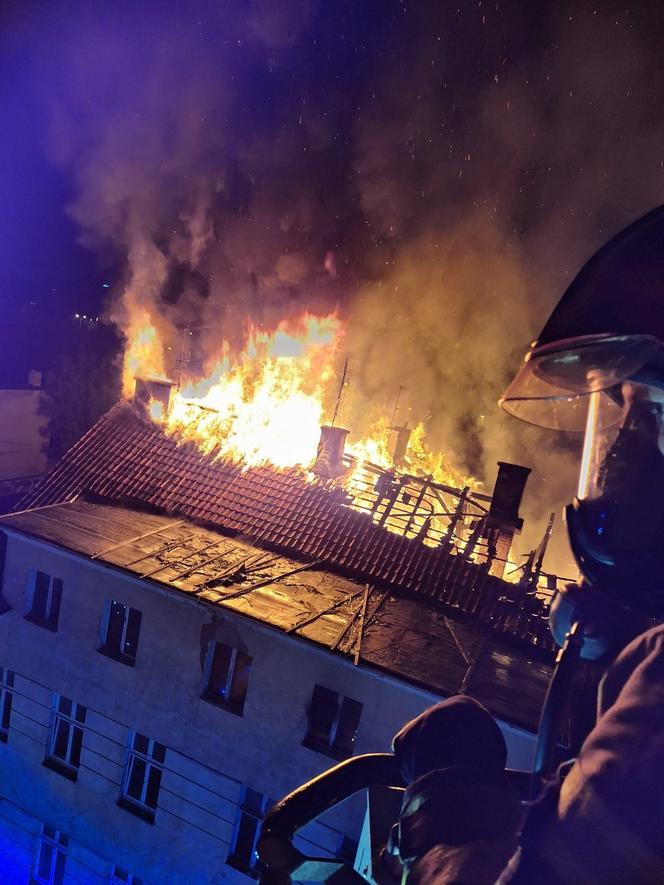   Pożar kamienicy przy ul. Warszawskiej w Olsztynie. Akcja trwała kilka godzin. Zobacz zdjęcia