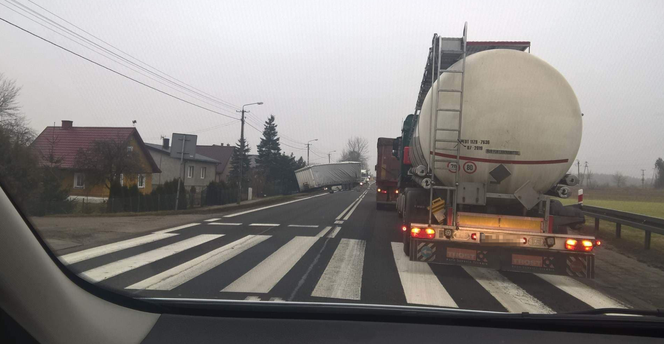 Świdry-Dobrzyce. Wypadek na DK 61. Zderzenie dwóch TIR-ów. Jedna osoba ranna