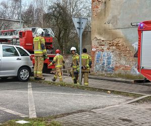 Pożar w kamienicy w Lesznie. Strażacy wynosili sadzę z komina wiadrami 