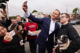 Karol Nawrocki zaskoczył mieszkańców Gdańska. W pobliżu dworca rozdawał nie tylko uśmiechy!