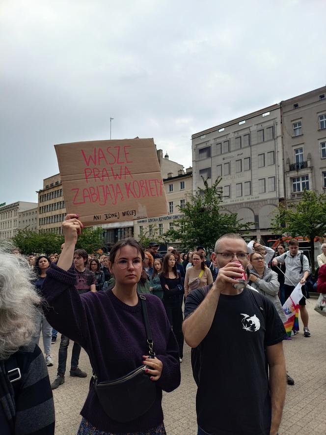 Protesty "Ani Jednej Więcej!" w całej Polsce. Kobiety wyszły na ulice po śmierci Doroty