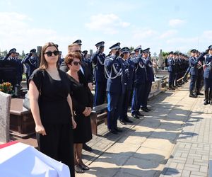 Pogrzeb policjanta, który zmarł po interwencji. Polska Policja pożegnała asp. sztab. Bogdana Orzeszka