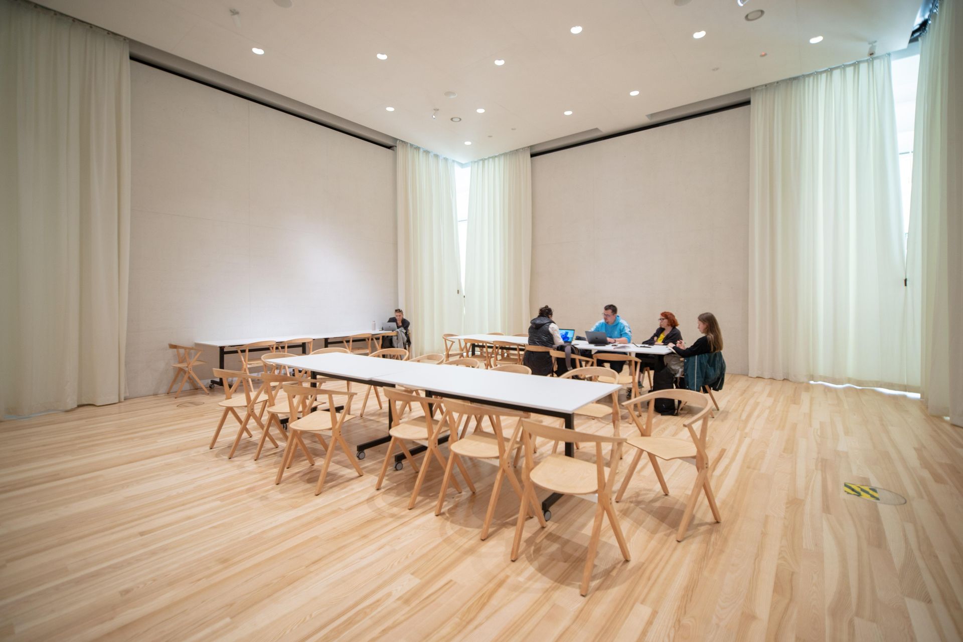 Czy przestrzenie na parterze MSN spełniają funkcje publiczne?