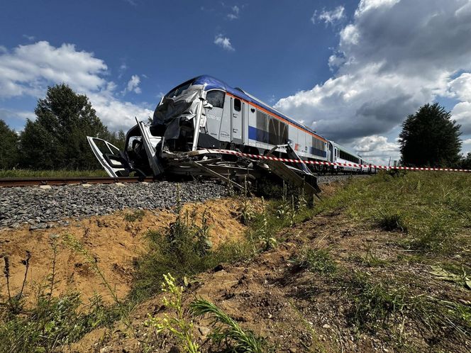 Tragedia na torach. Bus zderzył się z pociągiem. Kierowca nie żyje