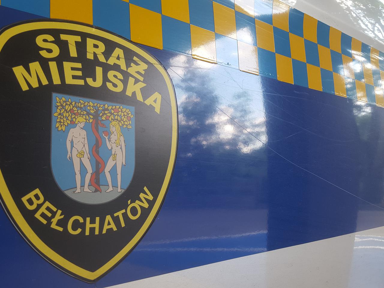 Furiat rzucał krzesłami ogrodowymi na środek ulicy w centrum Bełchatowa. Miał przy sobie dopalacze