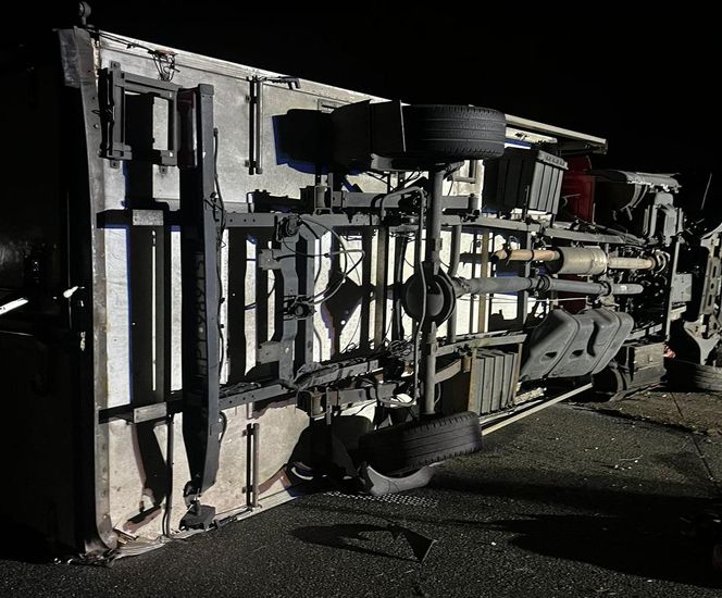 Wypadek na autostradzie A1. Dachował dostawczak