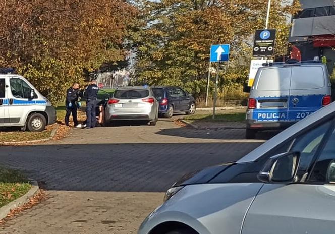Uciekał przed ścigającymi go policjantami, po drodze wyrzucał narkotyki przez okno auta