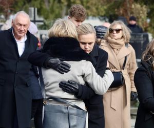 Joanna Racewicz ociera łzy przy grobie męża, pocieszyła ją Barbara Nowacka