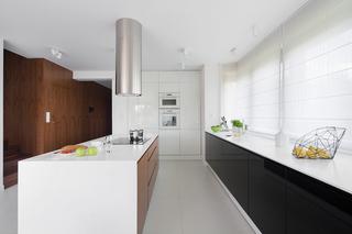 Aranżacja minimalistycznej kuchni w kolorze białym