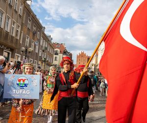 Dni Folkloru w Olsztynie 2025. Ulicami Starego Miasta przeszedł barwny korowód