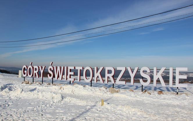 Napis "Góry Świętokrzyskie" w gminie Górno koło Kielc