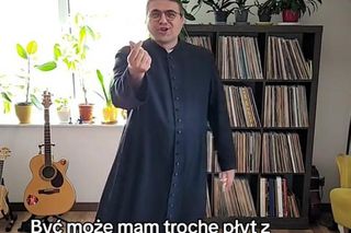 Ksiądz Krzysztof Kołtunowicz bez skarpetek wygłupia się przy kawałku Zenka Martyniuka