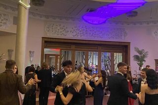 Niezwykle eleganccy maturzyści na studniówce Akademickiego Zespołu Szkół w Piekarach Śl. I LO im. Króla Jana III Sobieskiego