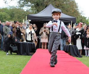 Było spotkanie z modą, muzyką i samochodami z lat 20. w Korczewie. Za nami impreza „Magia lat 20-tych” 2025