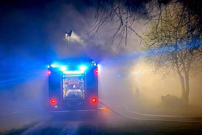 Pożar domu w Kozłówku. Nie żyje mama dwójki dzieci [GALERIA]