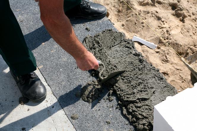 układanie bloczka na zaprawie cementowej - pierwsza warstwa