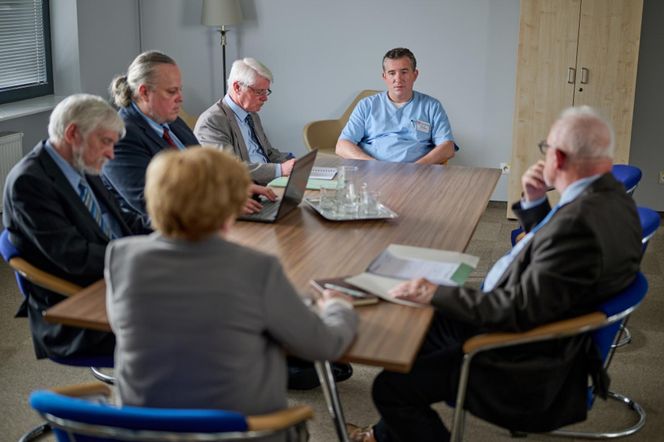 Na Wspólnej odc. 4077. Krystyna Agier (Małgorzata Knothe), Lew Nalepa (Przemysła Sadowski)