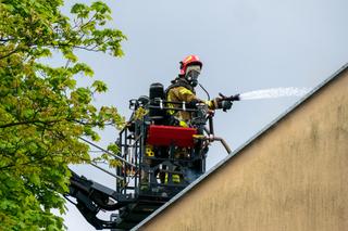 Ogromny pożar na ul. Prądnickiej w Krakowie. Kilkudziesięciu strażaków walczy z ogniem