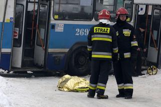 Sączów: Sanki wjechały pod autobus. 10-latek nie żyje, 8-latka w stanie ciężkim