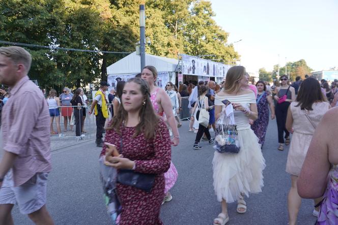 Fani Taylor Swift w drodze na Stadion Narodowy. Koncert N1 1.08.2024