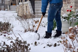 Najlepsza łopata do odśnieżania. Jaką łopatę kupić – metalową czy plastikową? Jak najlepiej odgarniać śnieg z chodnika i podjazdu?