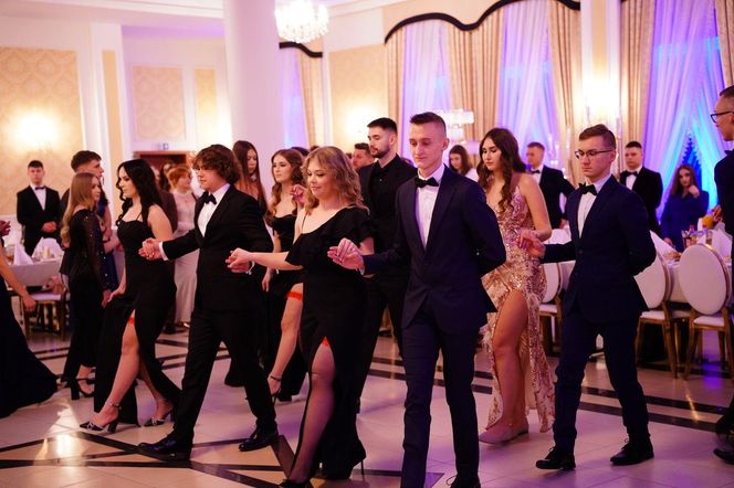 Uczniowie ZSP nr 6 w Siedlcach bawili się na studniówce. Zobacz zdjęcia!