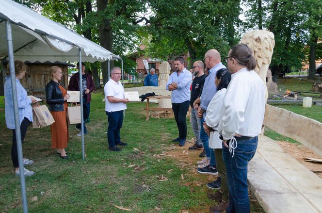 Węgorzewo: Niezwykłe ławki w formie rzeźb wkrótce ozdobią gminę