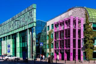 Świątynia nauki - gmach Biblioteki Uniwersyteckiej w Warszawie. Kiedyś uznawany za kicz, dziś jest miejscem kultowym