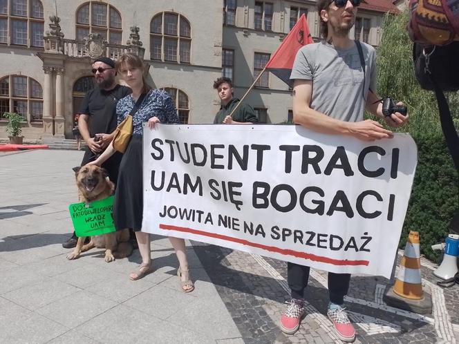 Protest studentów przed rektoratem UAM