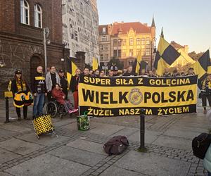 Pokojowy marsz kibiców PSŻ Poznań. Chcą oświetlenia na golęcińskim stadionie