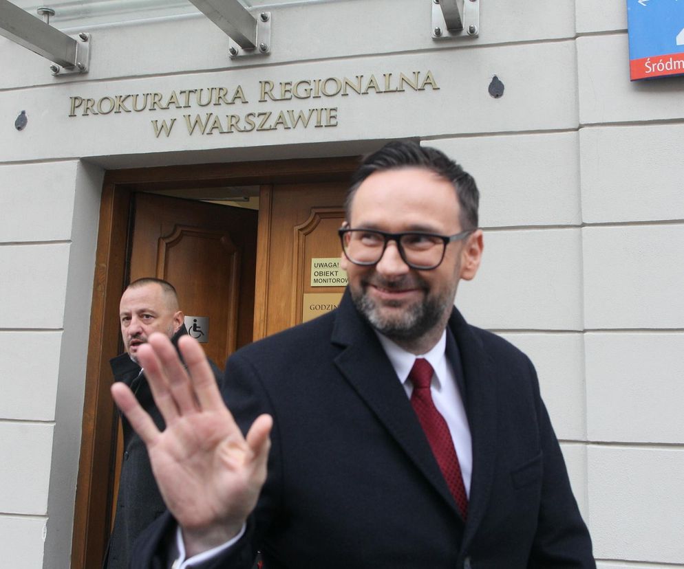Uśmiechnięty Daniel Obajtek macha przed Prokuraturą Regionalną w Warszawie. O zawiadomieniu do prokuratury przeczytasz w Eska.