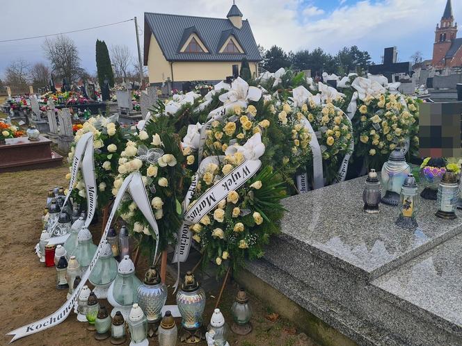 Dramat w Wadowicach Górnych. Grób  młodego chłopaka tonie w kwiatach [ZDJĘCIA]