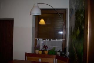 Lampa wiszaca nad stołem