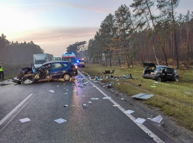 Czołowe zderzenie dwóch aut pod Bydgoszczą. Cztery osoby są ranne