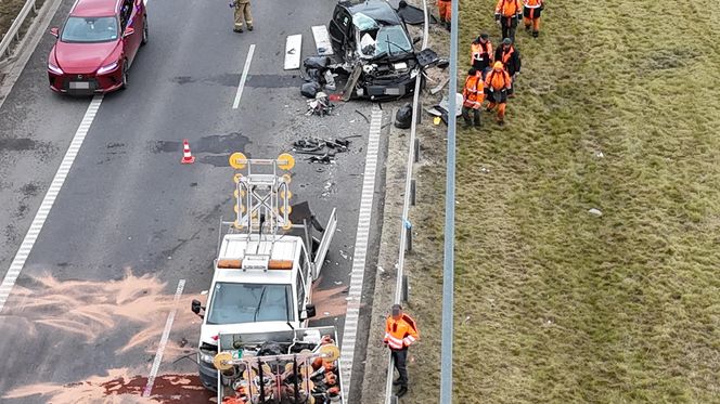 Wjechał Uberem prosto w drogowców. Są ranni