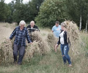 Gienek i Sławek zwany Jastrzębiem - bohaterowie serialu Rolnicy. Podlasie