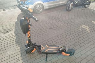Dzieci jechały hulajnogami elektrycznymi. Starszy chłopiec uderzył w mężczyznę na skuterze tak, że ten się wywrócił 