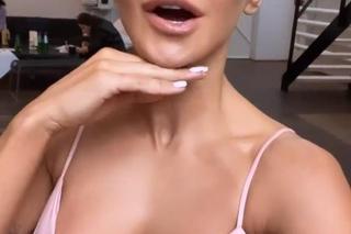 Anna Lewandowska w bluzce z dekoltem