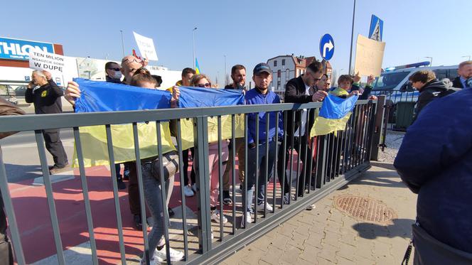 Protest pod siedzibą TZMO. Co dalej z Toruńskimi Zakładami Materiałów Opatrunkowych w Rosji?