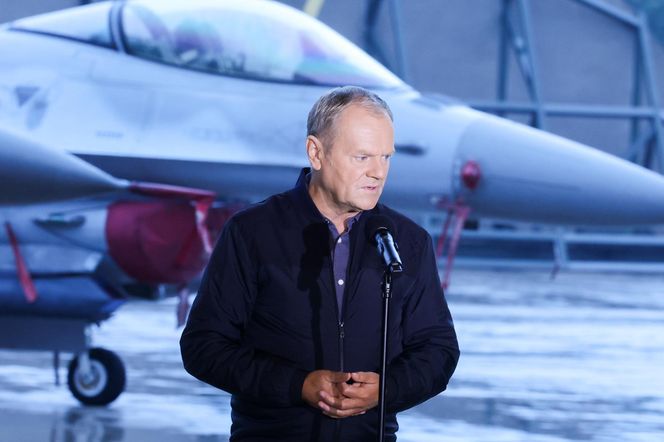 Donald Tusk w bazie lotnictwa w Łasku
