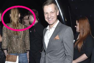 Marcin Mroczek z tajemniczą kobietą na premierze filmu Ziarno prawdy