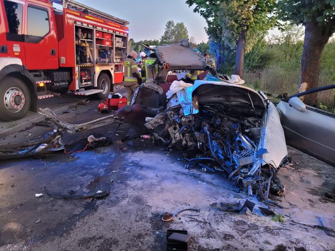 Dwóch mieszkańców Kalet zginęło w wypadku w Sączowie. Trzecia osoba walczy o życie