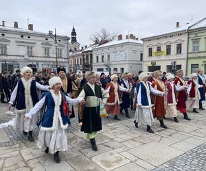 Maturzyści zatańczyli na Rynku poloneza