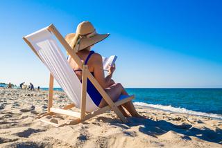 Książkowe hity na wakacje 2022. Dowiedz się co warto czytać w trakcie urlopu