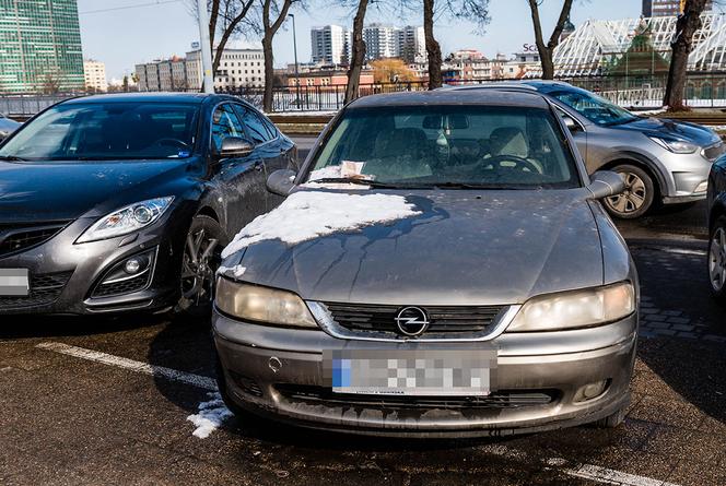 161 mandatów za parkowanie o wartości 32 tysięcy złotych! Auto od 1.5 roku stoi przy ul. 3 Maja w Gdańsku