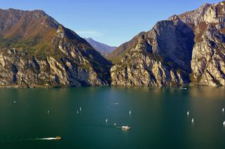 Pracownik firmy ze Zduńskiej Woli zaginął nad jeziorem we Włoszech. Szukają go płetwonurkowie, ratownicy alpejscy i drony!